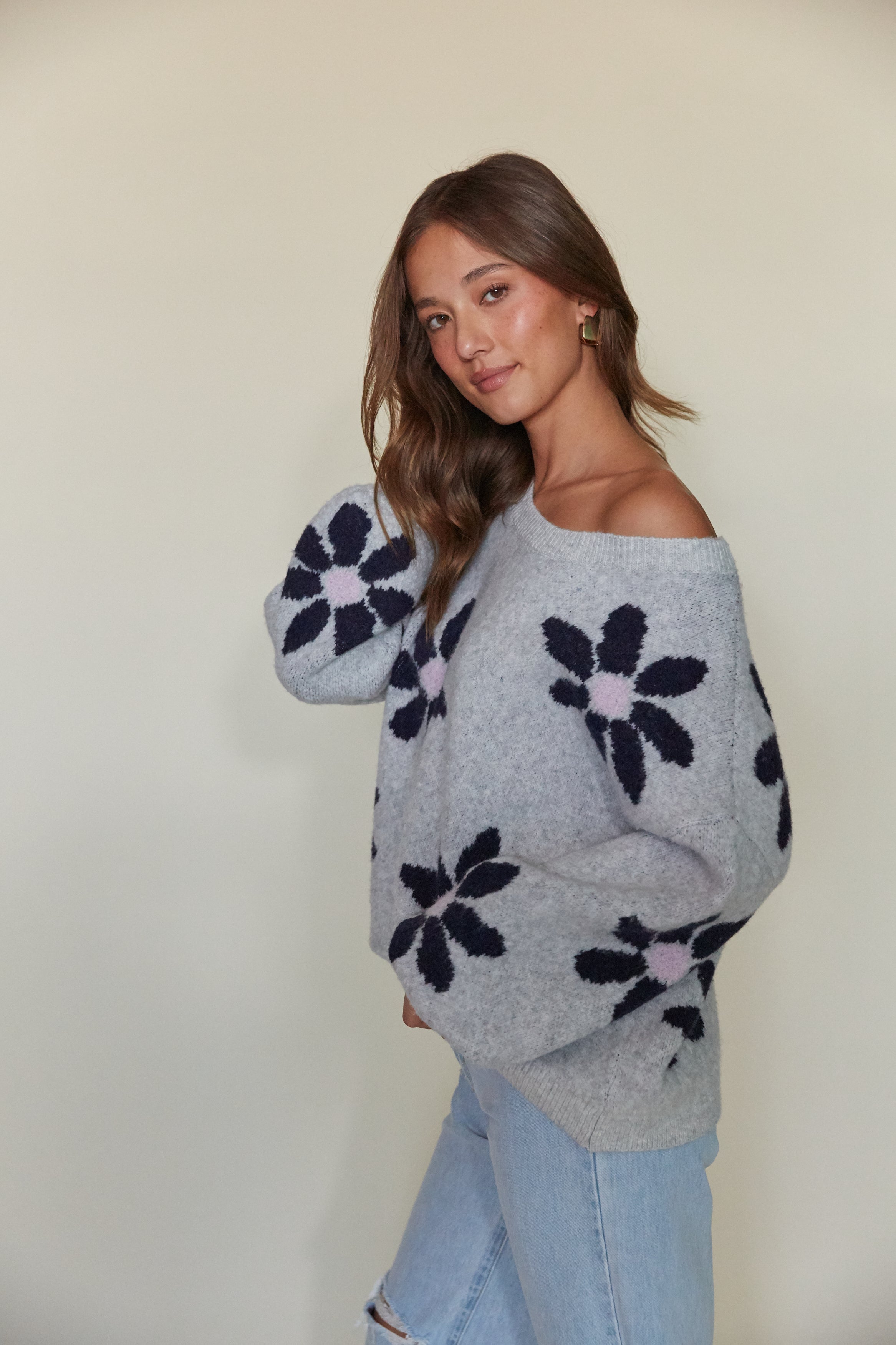 White hotsell floral sweater