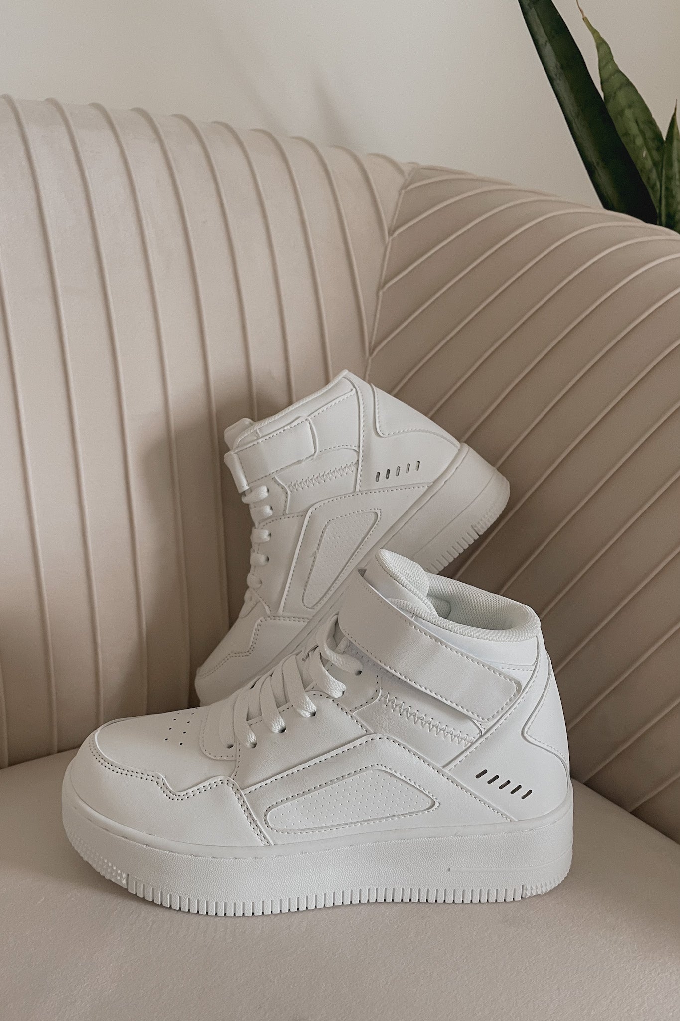 Cora High Top Sneakers in White Size 5 American Threads