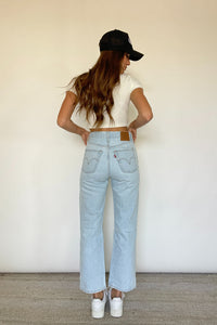https://www.shopamericanthreads.com/cdn/shop/products/levi_s-ribcage-straight-ankle-jeans-ojai-up-lightwash-highwaisted-denim-726930110-05-2.jpg?v=1665686743&width=200