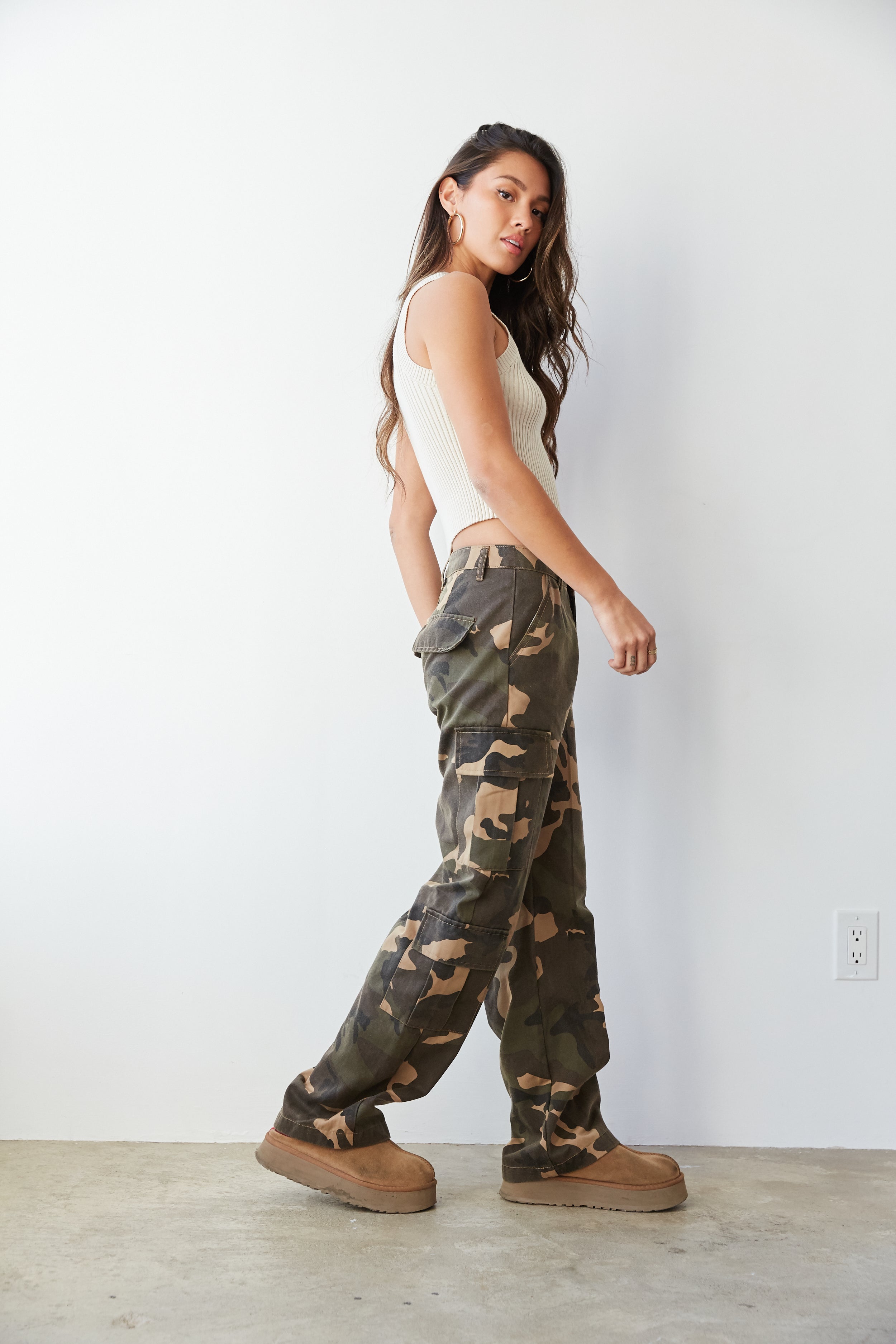 Womens baggy camo pants outfit | Army Pants Outfit | Camo Pants, cargo pants,  Military camouflage
